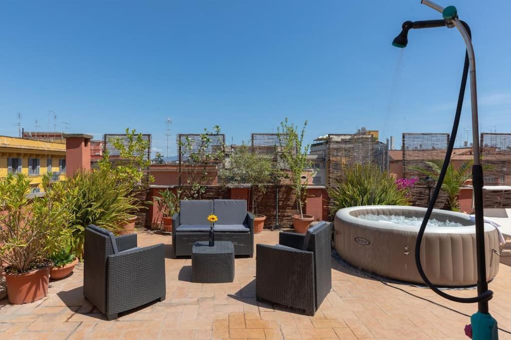 Penthouse With Jacuzzi On Private Terrace In Trastevere Rome Exterior photo