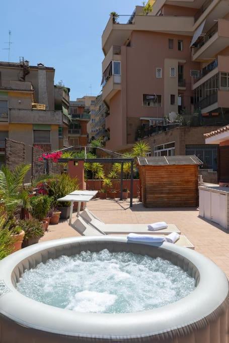 Penthouse With Jacuzzi On Private Terrace In Trastevere Rome Exterior photo